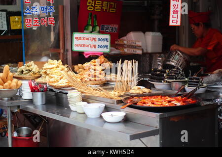 Korean street food au marché traditionnel Banque D'Images