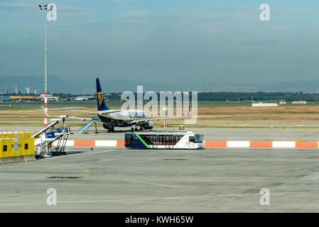 BUDAPEST, 10 octobre 2017 - L'avion de Ryanair sur le tarmac de l'aéroport Ferihegy de Budapest, Hongrie. Banque D'Images