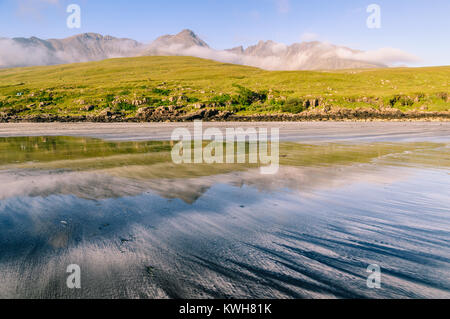 La plage à Glenbrittle sur Skye est un endroit merveilleux et étranges de sable noir et menaçant les montagnes. De gauche à droite les sommets vous pouvez voir sont Sgurr na Banque D'Images