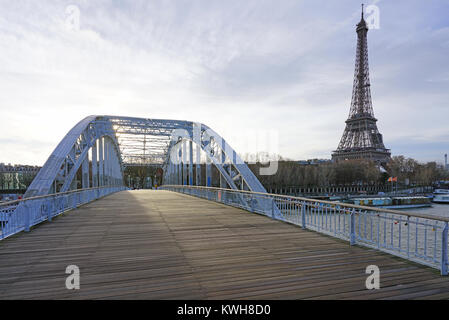 Vue de la passerelle Debilly, une arche pied pont sur la Seine près de la Tour Eiffel dans la capitale française. Banque D'Images