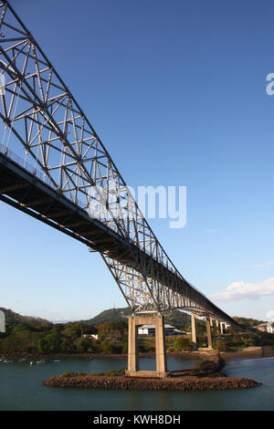 Pont des Amériques, d'en bas, la ville de Panama, Panama. Banque D'Images