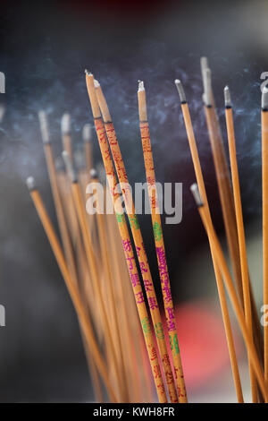 Libre d'encens dans le Temple de Wong Tai Sin, Hong Kong, Chine. Banque D'Images