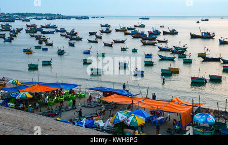 Négociants en poisson dans la ville portuaire de PhanThiet, Vietnam. Banque D'Images