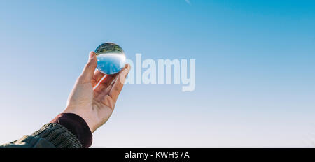 Boy holding crystal ball Banque D'Images