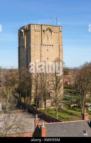 Vue de Westgate Château d'eau, le Westgate, Lincoln, Lincolnshire, Angleterre, repris de la Mur médiévales à pied, Château de Lincoln et le Musée de la prison. Banque D'Images