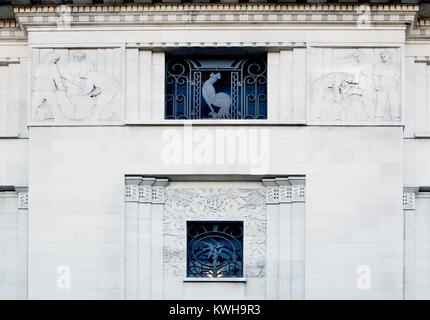 Londres, Angleterre, Royaume-Uni. Ancien Derry et Toms Dept Store, Kensington High Street (Art Déco, 1933 - arch : Bernard George) façade Art déco détail. Metalwor Banque D'Images