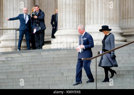 Le Prince Charles et Camilla / duc et la duchesse de Cornouailles, laissant la Cathédrale St Paul après un service commémoratif (14 décembre 2017) pour le Tour de Grenfell Banque D'Images