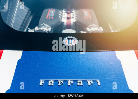 TORINO - JUN 10, 2017 : Exposition. Close up d'un capot et d'un logo Ferrari colorés Banque D'Images