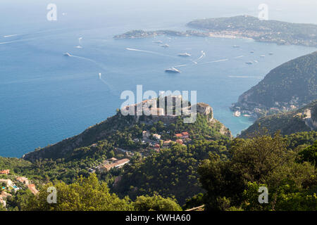 Vue panoramique du Village d'Eze sur la côte d'Azur mer Méditerranée littoral entre Nice et Monaco vu de Fort Revere sur la Grande Corniche Banque D'Images