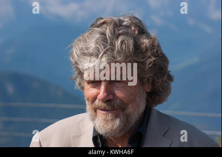 Portrait du célèbre alpiniste italien du Tyrol du Sud et Reinhold Messner grimpeur photographié à l'ouverture de la Messner Mountain Museum Corones Banque D'Images