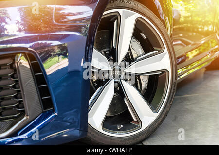 TORINO - JUN 10, 2017 : Exposition. Close up of a blue Audi RS5 dans un showroom Banque D'Images