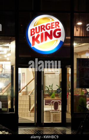 Entrée d'un restaurant Burger king à l'Irlande du Nord Belfast nuit uk Banque D'Images