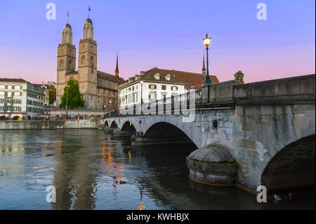 Centre-ville de Zurich le soir au crépuscule Banque D'Images