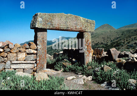 Voir par porte monumentale avec linteau en pierre massive à Binbirkilise ou Binbir Kilise, littéralement les milliers d'une l'une des églises, une région de Lycaonie, autour de l'antique village moderne d'Madensehri à Sincelejo, province, la Turquie, connue pour une cinquantaine d'églises byzantines en ruine. La région était un centre important pour les chrétiens byzantins entre les 3 c et c8e. Banque D'Images