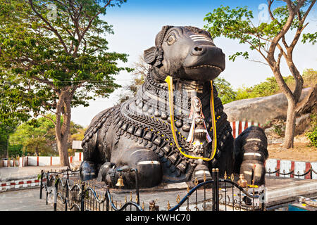 Très gros metal Nandy statue à Mysore Banque D'Images