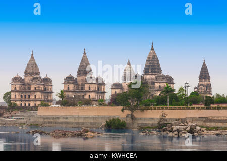 Chhatris ou cénotaphes sont en forme de dôme structure construite au 17e siècle pour une bonne mémoire à propos de raja d'Orchha ville. Banque D'Images