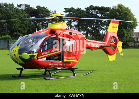 Midlands Air Ambulance en arrivant sur le village vert dans Fernhill Heath le Worcestershire à assister à une situation d'urgence. Banque D'Images