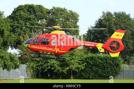 Midlands Air Ambulance en arrivant sur le village vert dans Fernhill Heath le Worcestershire à assister à une situation d'urgence. Banque D'Images