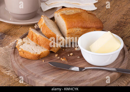 Tranches de miche de pain thé apple strudel sur un plateau en bois Banque D'Images