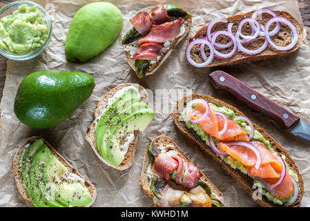 Toasts à l'avocat et garnitures différentes Banque D'Images