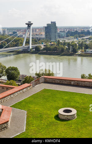 Vue urbaine avec Danube, SNP Nouveau pont ou pont d'ovnis et château médiéval cour arrière à Bratislava, Slovaquie. Banque D'Images