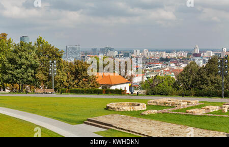 La cour du château fort médiéval avec vue sur la ville. C'est l'une des plus importantes structures de la ville, situé à 85 m au-dessus du Danube, la Slovaquie. Banque D'Images