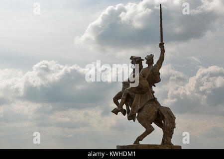 Le roi Svatopluk statue devant château médiéval contre ciel nuageux à Bratislava, Slovaquie. Banque D'Images