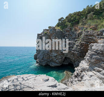 Vue panoramique sur la petite crique à la fin de la plage de Mogren se trouvent à Budva, Monténégro. Banque D'Images