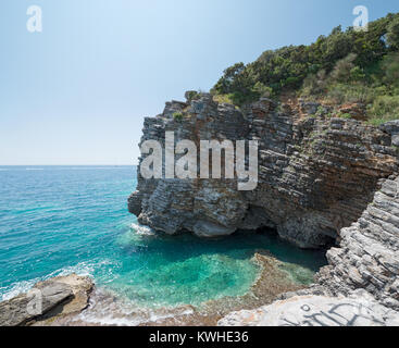 Vue panoramique sur la petite crique à la fin de la plage de Mogren se trouvent à Budva, Monténégro. Banque D'Images