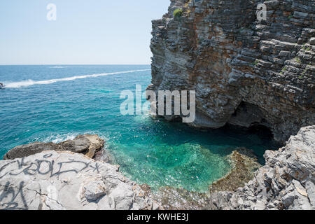 Vue panoramique sur la petite crique à la fin de la plage de Mogren se trouvent à Budva, Monténégro. Banque D'Images