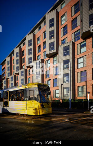 Apartment Building in Islington, nouvelle, 4Rs Salford-manchester East Manchester avec un tramway Metrolink passant Banque D'Images