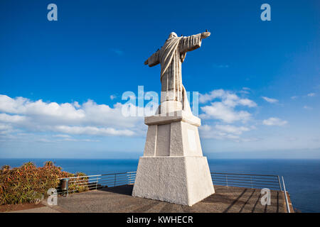 La statue du Christ Roi catholique est un monument situé sur l'île de Madère, Portugal Banque D'Images