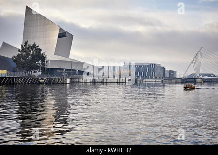 Design moderne Imperial War Museum North (nord) à l'IWM Trafford Park, Greater Manchester, Angleterre. water taxi passant sur Ship Canal à Salford Quay Banque D'Images