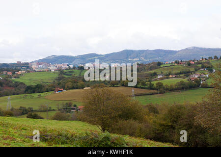 Vue panoramique de Oviedo de la colline. Asturias, Espagne Banque D'Images