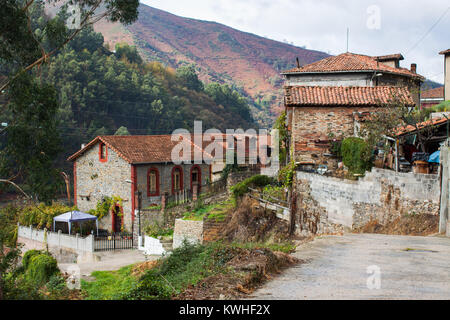 Maisons en pierre typiques de la Rebollada, Asturias, Espagne Banque D'Images