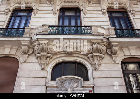 Vue de dessous du vieux, historique, un bâtiment typique du quartier de Nisantasi à Istanbul. L'image reflète le style architectural de la fin du xixe siècle. Banque D'Images