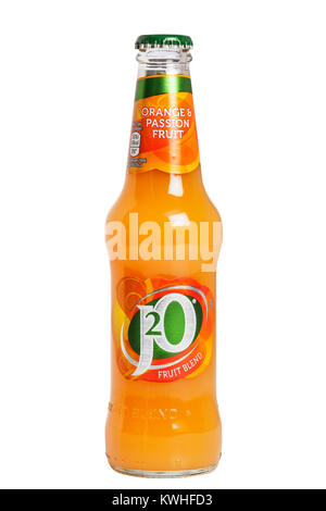 Une bouteille d'orange et fruits de la passion fruits J2o verre sur un fond blanc Banque D'Images