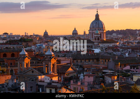 Sur les toits de la ville au coucher du soleil à partir de la terrasse du Pincio, Rome, Latium, Italie Banque D'Images