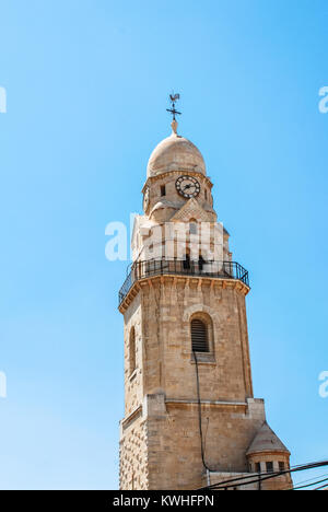 Photo verticale de la tour de l'horloge plus près de Cathédrale de St James, situé dans quartier arménien de Jérusalem, Israël Banque D'Images