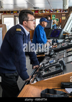 L'équipage du navire sur le pont du navire à passagers à l'aventurier de l'océan ; transporte les skieurs alpinisme à l'Antarctique Banque D'Images