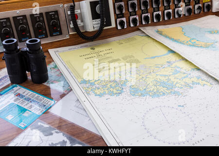 Instruments et la technologie sur pont de navire à passagers ; l'aventurier océan transporte les skieurs alpinisme à l'Antarctique, le Cap Horn Banque D'Images