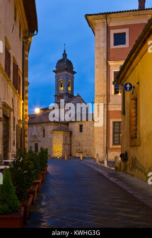 Une église dans la ville de Val d'Orcia en Toscane à l'heure bleue. Italie Banque D'Images