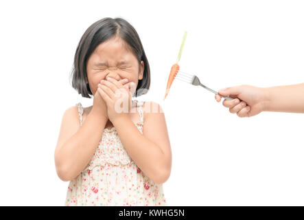 Enfant fille asiatique avec expression de dégoût contre légumes isolé sur fond blanc, refusant food concept Banque D'Images