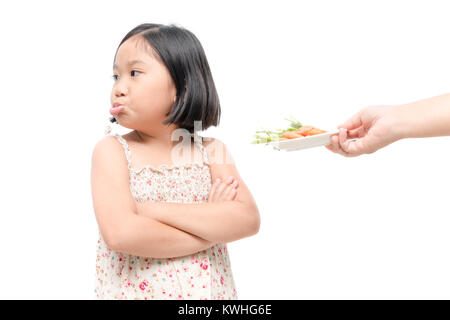 Enfant fille asiatique avec expression de dégoût contre légumes isolé sur fond blanc, refusant food concept Banque D'Images