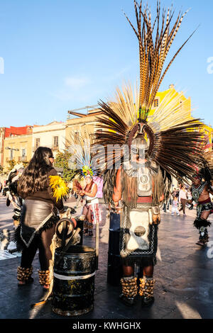 Les populations autochtones en costumes traditionnels et les coiffes à effectuer place Zocalo à Mexico Banque D'Images