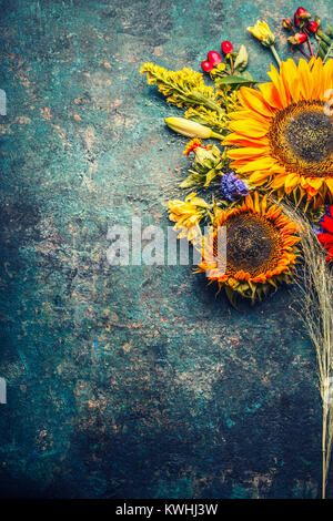 Fleurs d'automne arrangements pris de tournesols, de feuilles et de baies sur canina vintage rustique , vue d'en haut, placez le texte Banque D'Images