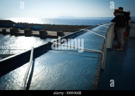 Les touristes et les voyageurs à la mer depuis le canal de Gozo Ferry Company comme il arrive dans Cirkewwa, remontant à l'animation de la ville de Malte. Banque D'Images