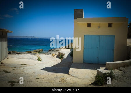 Gozo a une marche, un chemin de randonnée autour de l'ensemble de son littoral donnant une vue imprenable sur la mer, l'intérieur en passant des forts, et des cabanes de pêche et de plongée typique Banque D'Images