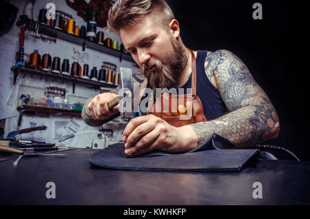 Portrait d'un cordonnier travail avec le cuir homme Banque D'Images