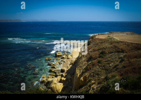 Gozo a une marche, un chemin de randonnée autour de l'ensemble de son littoral donnant une vue imprenable sur la mer, à l'intérieur des terres, et un sentiment de paix et de tranquillité Banque D'Images